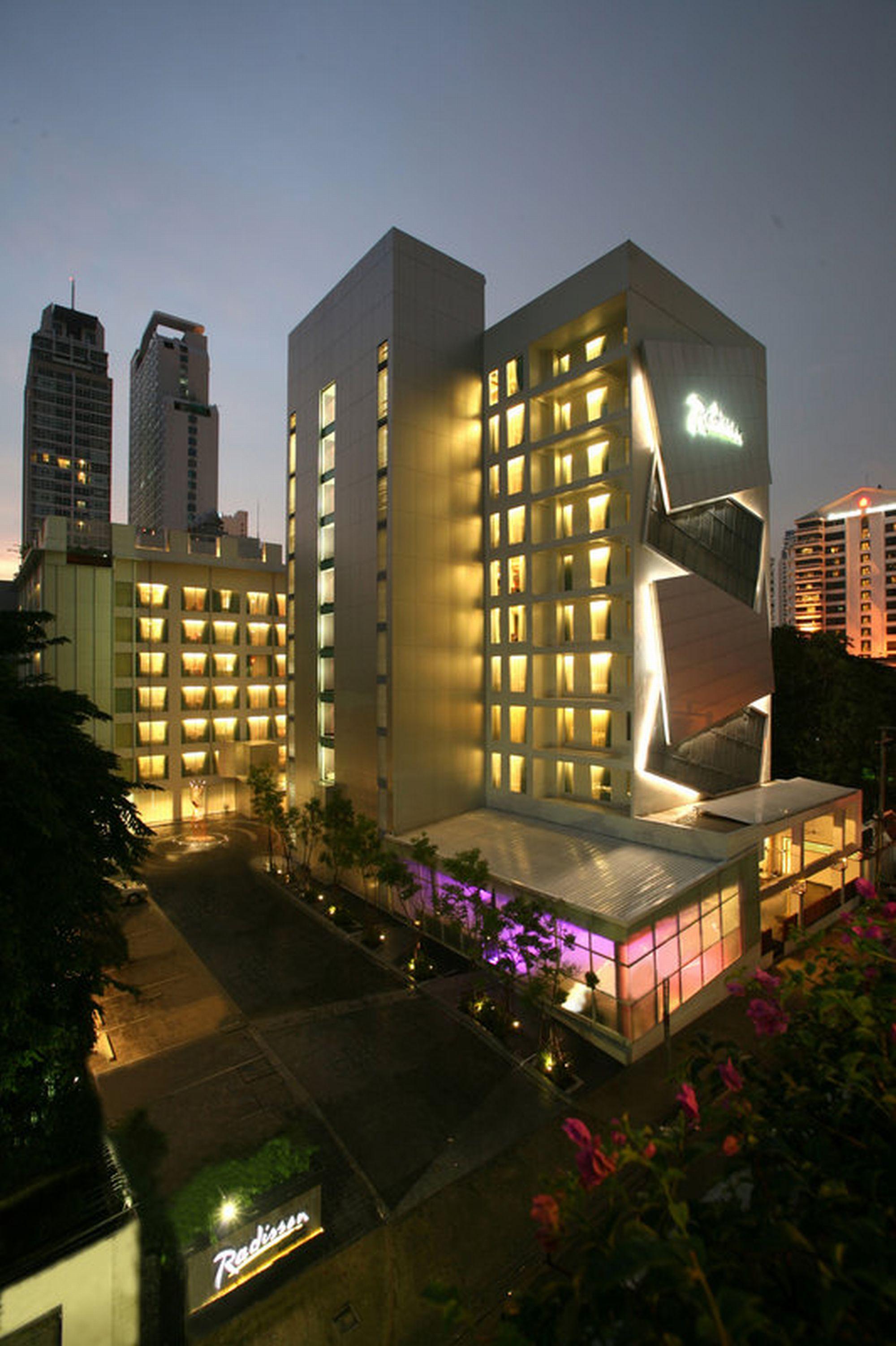 Radisson Suites Bangkok Sukhumvit - SHA Extra Plus Bagian luar foto